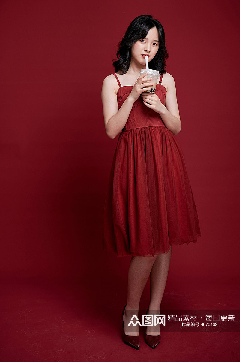 红裙女生喝奶茶情人节可爱照片摄影图素材