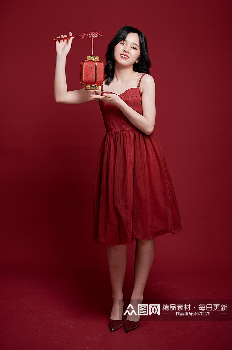 女生红裙新年喜庆发红包灯笼摄影图照片素材