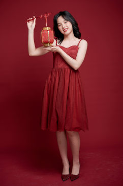 女生红裙新年喜庆发红包灯笼摄影图照片