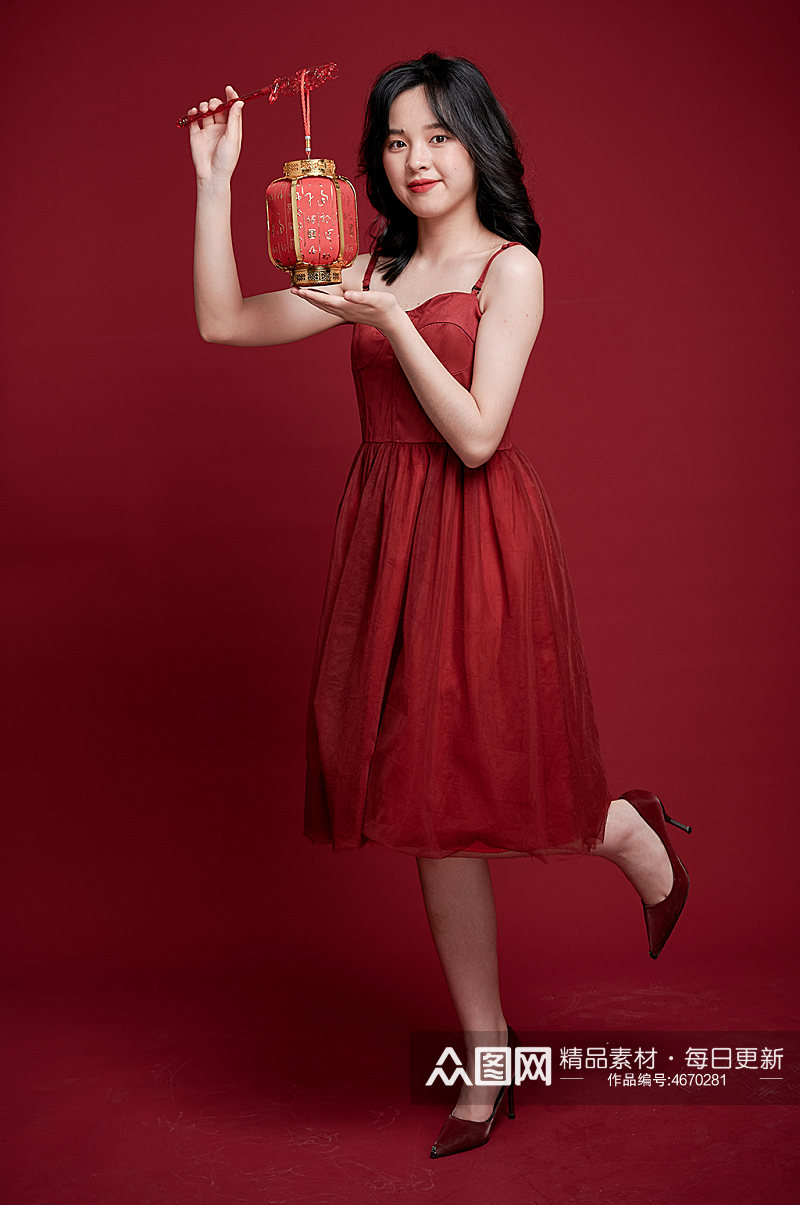 女生红裙新年喜庆发红包灯笼摄影图照片素材