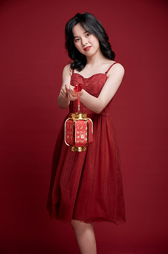 女生红裙新年喜庆发红包灯笼摄影图照片
