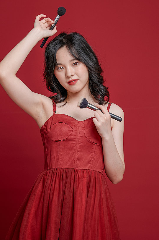 红裙女生美妆化妆品宣传海报元素摄影图照片