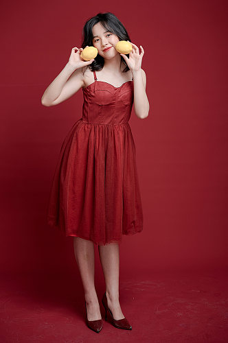 红裙女生吃东西情人节可爱照片摄影图