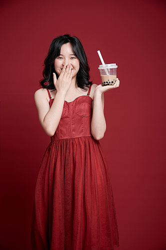 红裙女生喝奶茶情人节可爱照片摄影图