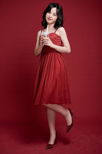 红裙女生喝奶茶情人节可爱照片摄影图