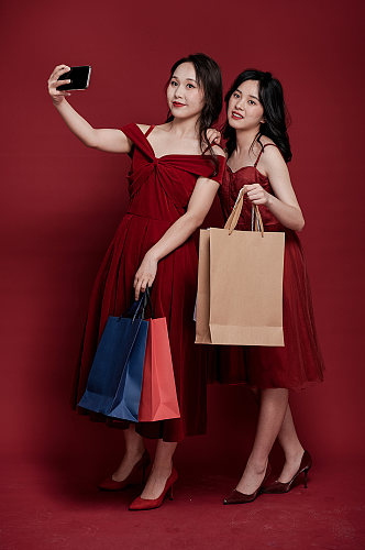 女生红裙购物商城逛街礼物情人节摄影图照片