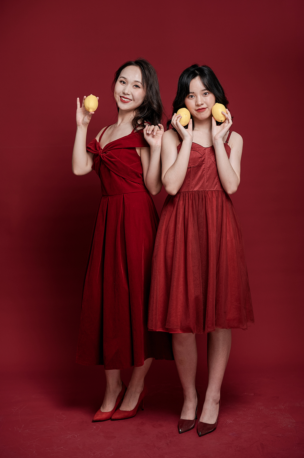 红裙女生吃东西情人节可爱照片摄影图素材