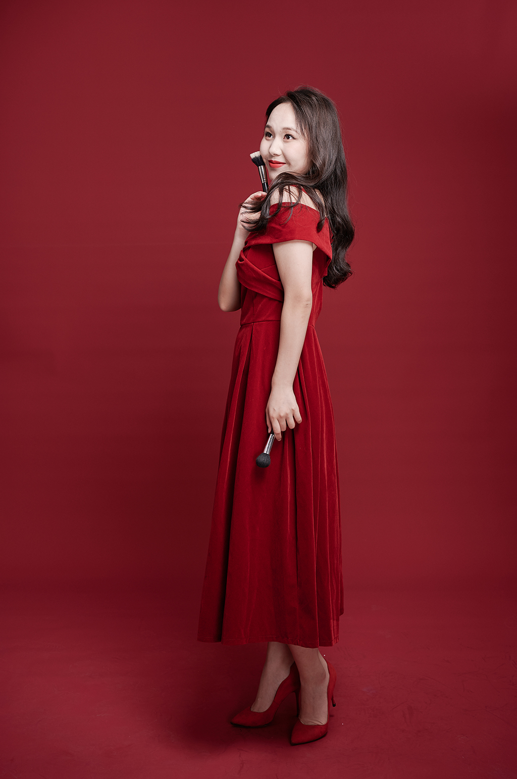 红裙女生美妆化妆品宣传海报元素摄影图照片素材