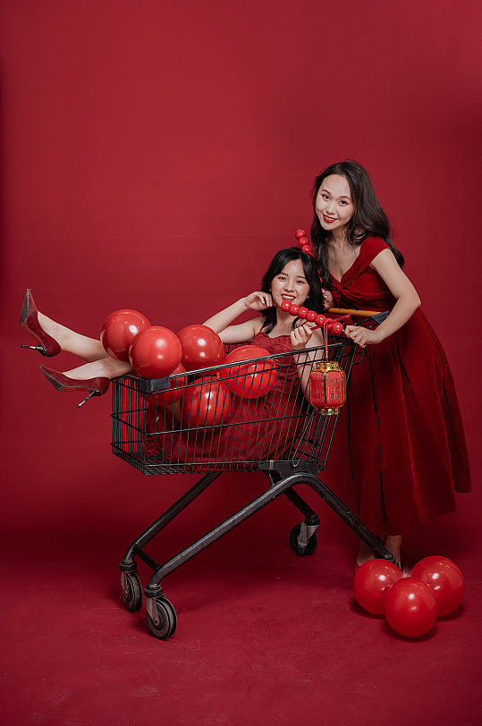 女生红裙新年喜庆发红包冰糖葫芦摄影图照片