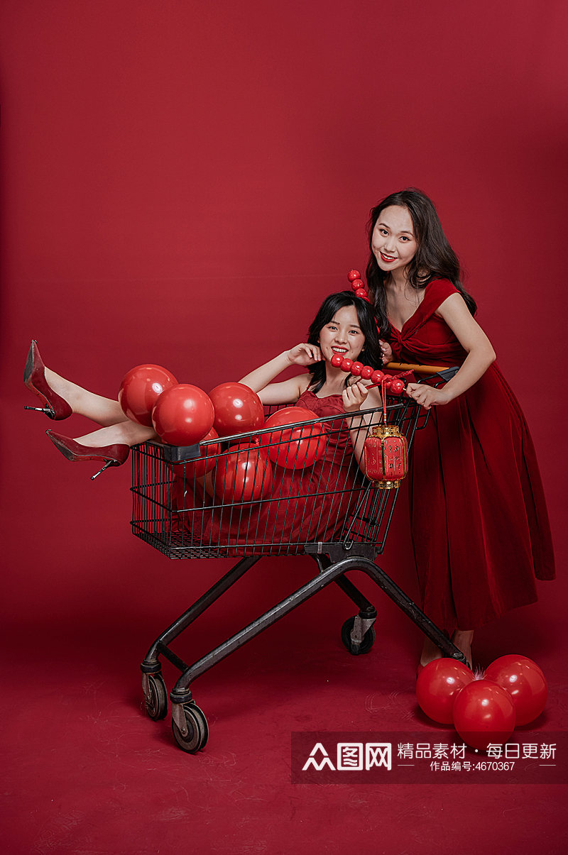 女生红裙新年喜庆发红包冰糖葫芦摄影图照片素材