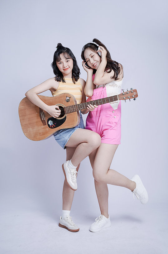 闺蜜女生双人互动动作精修摄影图照片