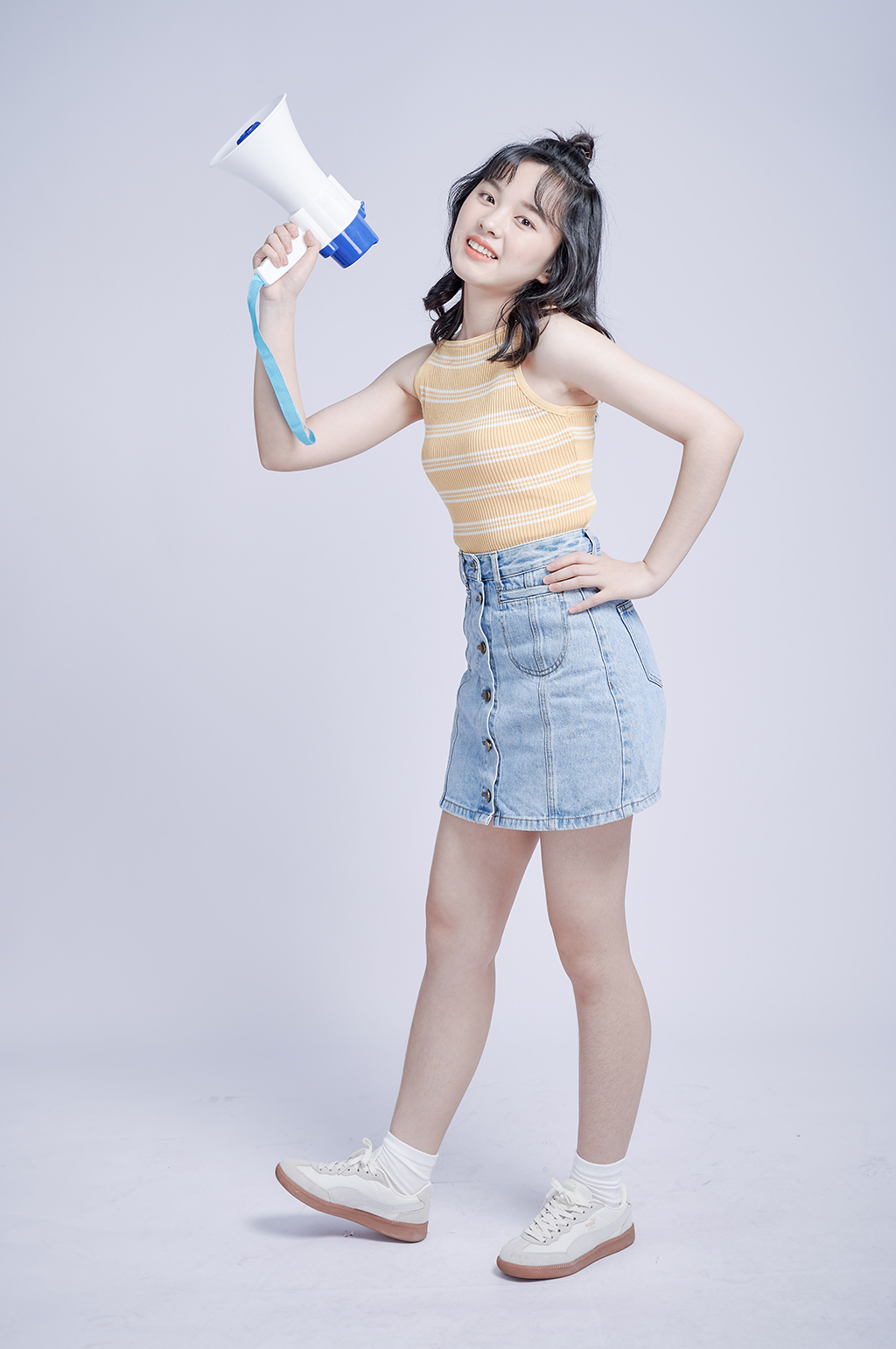 女生学生开学季购物活力照片摄影图精修素材