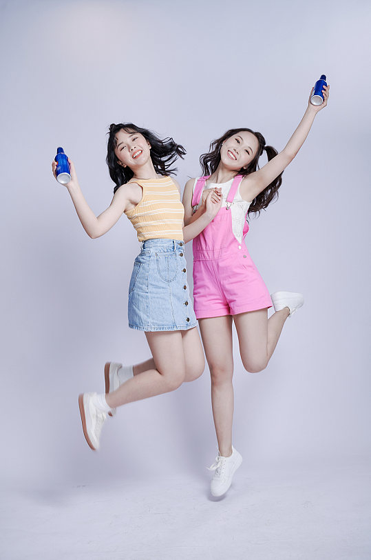 闺蜜女生双人互动动作精修摄影图照片