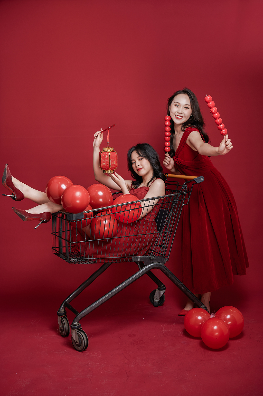 闺蜜女生双人合照购物精修摄影图照片素材