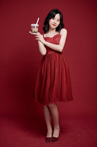 喝奶茶单人女生红裙精修照片摄影图