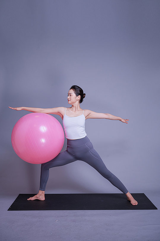 女生瑜伽动作示范瑜伽球摄影图