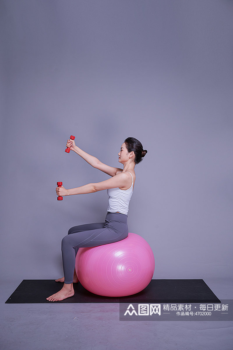 女生瑜伽动作示范瑜伽球摄影图素材