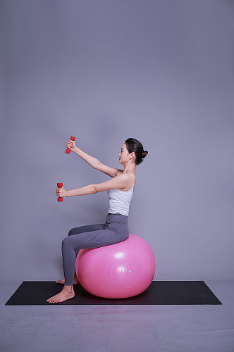 瑜伽人物动作瑜伽球姿势参考精修摄影图