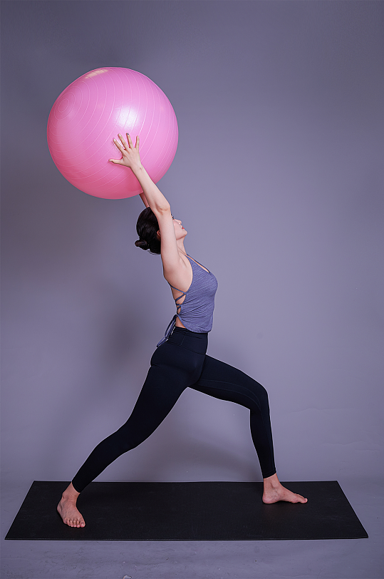瑜伽人物动作瑜伽球姿势参考精修摄影图