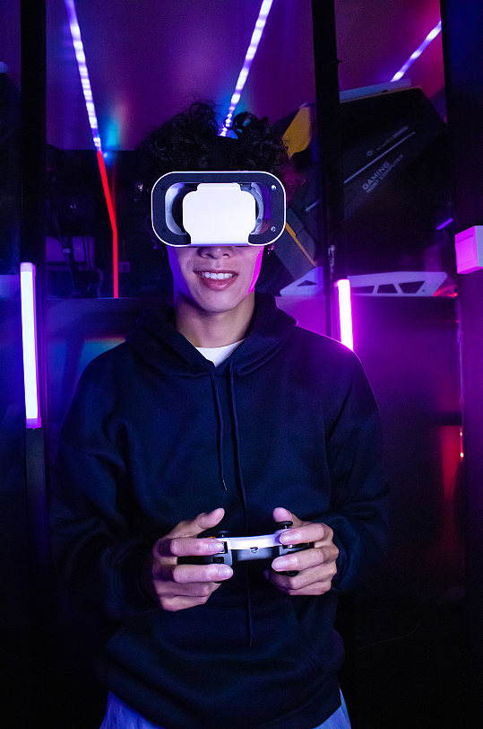 电竞房戴耳机男打游戏元宇宙电竞人物摄影图-众图网