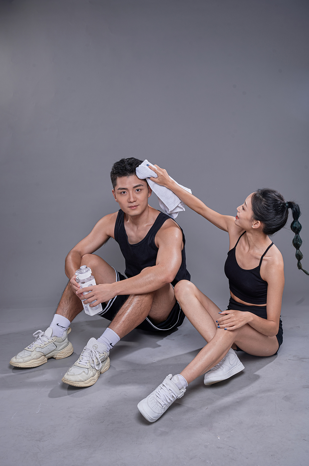 健身房男女双人健身运动精修摄影图照片素材