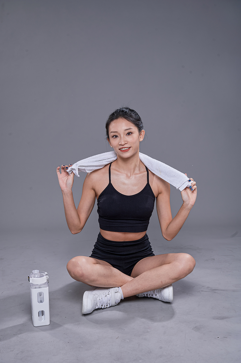 健身教练女休息热身精修摄影图照片素材