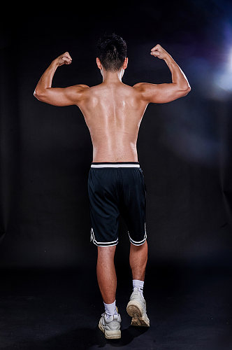 肌肉男运动健身教练健身房精修摄影图照片