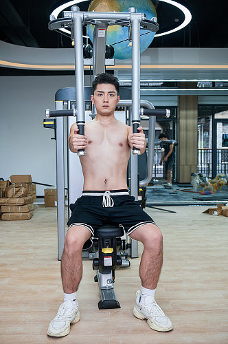 肌肉男健身教练健身房精修摄影图照片