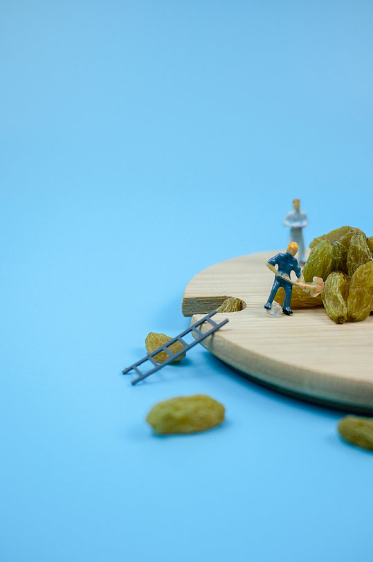 葡萄干炒货零食年货微缩小人摄影图