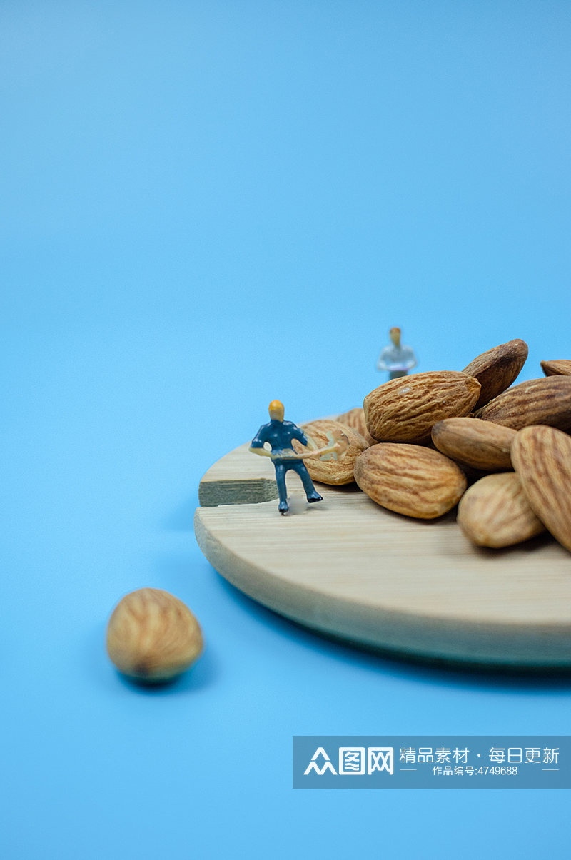 巴旦木杏仁炒货零食年货微缩小人摄影图素材