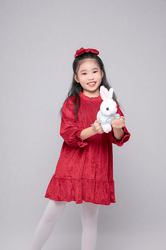 2023新年拜年送礼兔年儿童人物摄影图片
