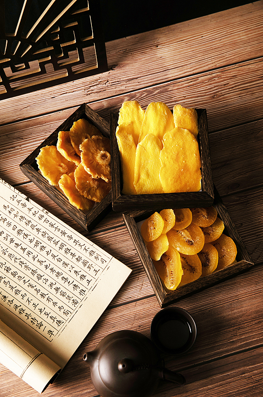 零食干果果脯蜜饯菠萝干摄影图照片