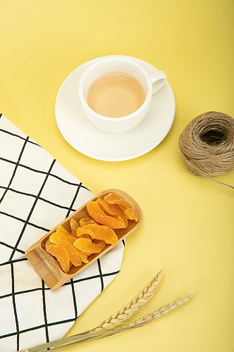 零食干果果脯蜜饯黄桃干摄影图照片