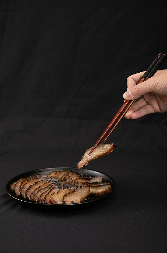 新年年货农家特色烟熏腊肠腊肉摄影图照片-众图网