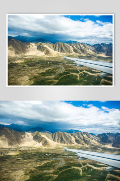 飞过雅鲁藏布江上空的客机摄影图片