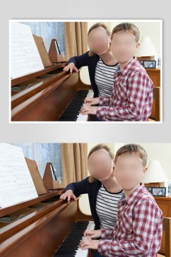 弹钢琴实拍创意摄影图