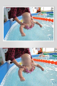 婴儿游泳实拍摄影图片