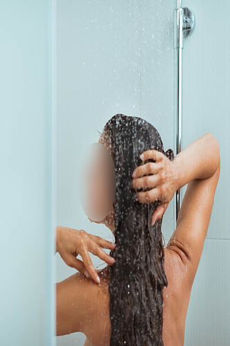 洗澡的人摄影图片