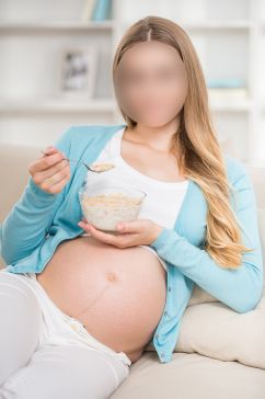孕妇吃燕麦摄影图片