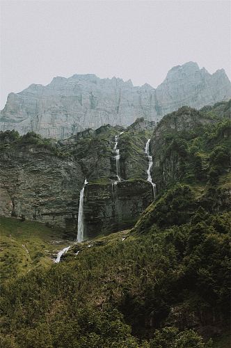 瀑布高山流水摄影图
