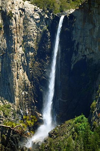 瀑布高山流水摄影图