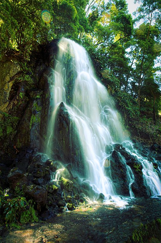 瀑布高山流水摄影图