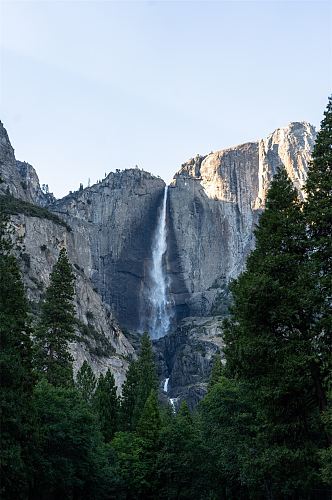 瀑布高山流水摄影图