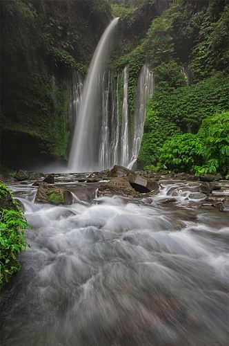 瀑布高山流水摄影图