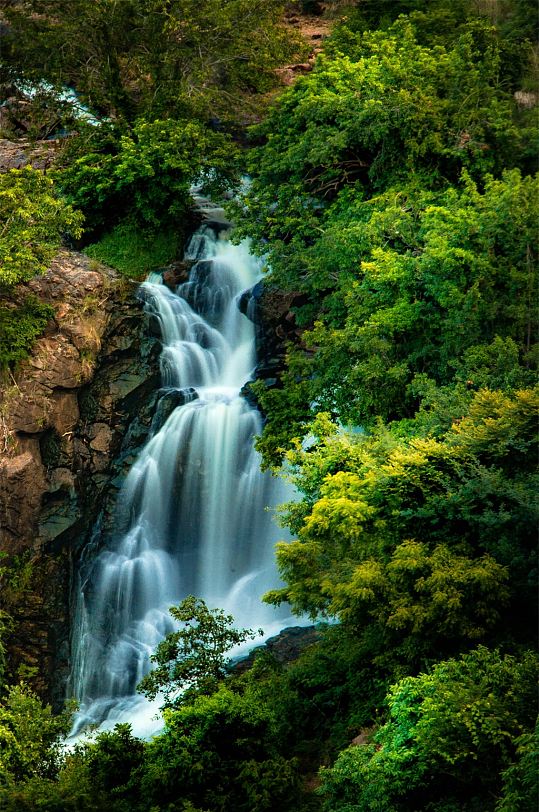 瀑布高山流水摄影图