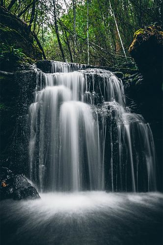 瀑布高山流水摄影图