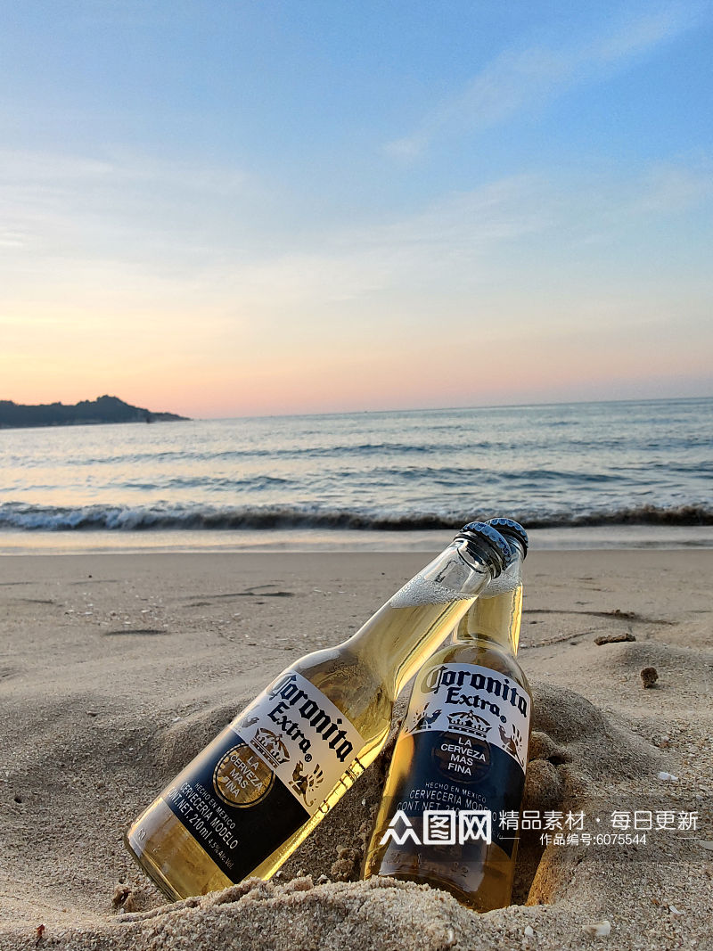 日出海边的沙滩啤酒素材