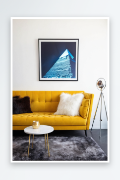 黄色软垫沙发与毛皮枕头白色边桌金字塔设置
