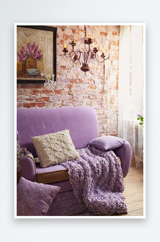 沙发上垫子针织毯紫丁香装饰前面是复古吊灯