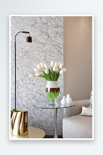 沙发靠垫台子前石碗白色郁金香花束花瓶图片